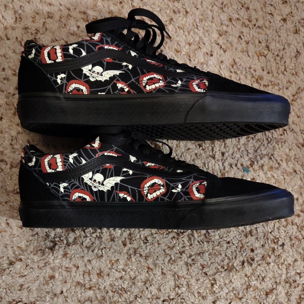 Vans Black and Red Sneakers Skulls and Fangs Size 11 - Excellent Condition!